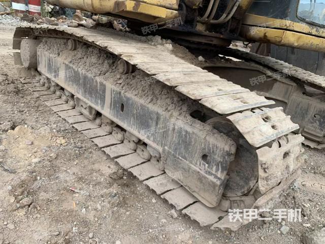 單側(cè)履帶整體(整機(jī)外觀) 單側(cè)履帶整體(整機(jī)外觀)