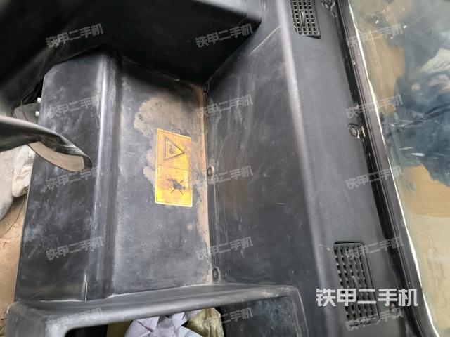 行走控制手柄和踏板?俯拍(駕駛室部分) 行走控制手柄和踏板?俯拍(駕駛室部分)