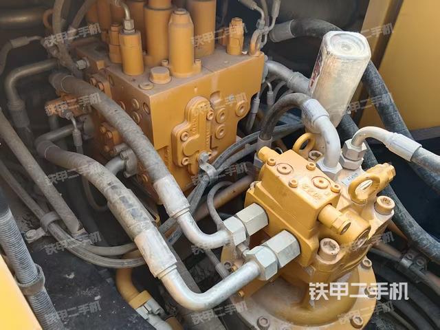 回轉(zhuǎn)馬達和主控閥(整機外觀) 回轉(zhuǎn)馬達和主控閥(整機外觀)