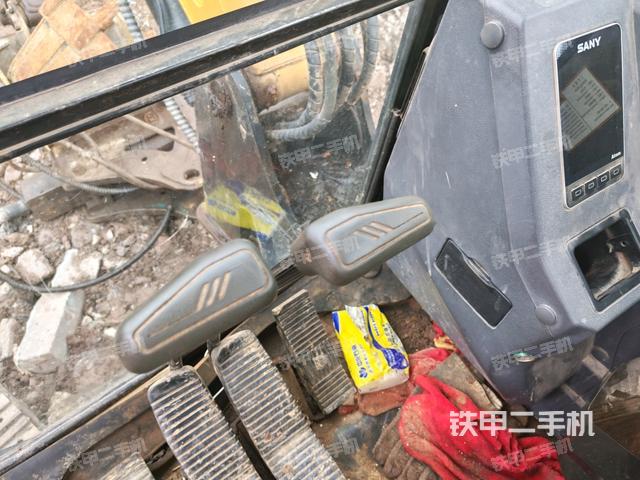 行走控制手柄和踏板 俯拍(驾驶室部分) 行走控制手柄和踏板 俯拍(驾驶室部分)