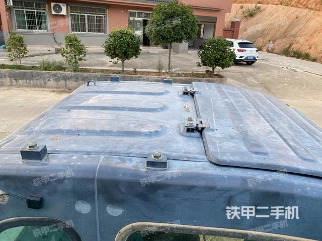 駕駛室頂部(整機(jī)外觀) 駕駛室頂部(整機(jī)外觀)