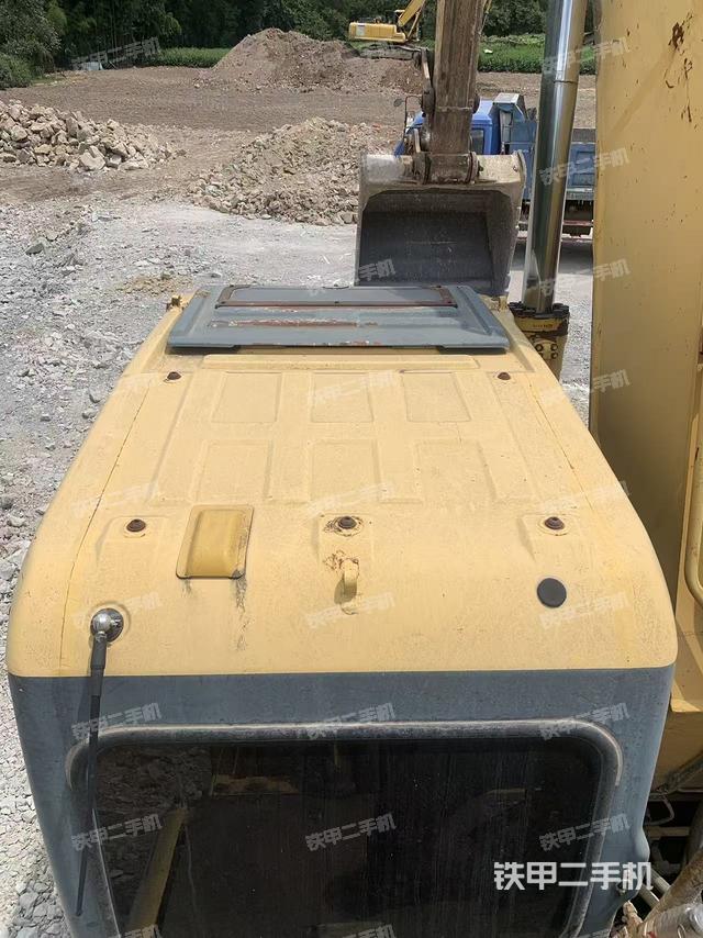 駕駛室頂部(整機(jī)外觀) 駕駛室頂部(整機(jī)外觀)