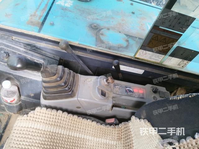 座椅右側(cè)控制臺(tái)/鑰匙門(mén)/油門(mén)/含右手柄(駕駛室部分) 座椅右側(cè)控制臺(tái)/鑰匙門(mén)/油門(mén)/含右手柄(駕駛室部分)