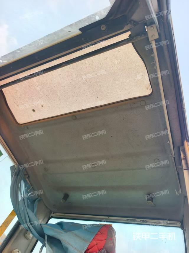 駕駛室頂部(整機(jī)外觀) 駕駛室頂部(整機(jī)外觀)