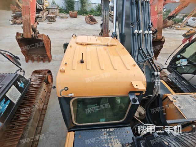 驾驶室顶部(整机外观) 驾驶室顶部(整机外观)