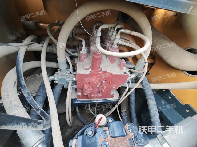 回转马达和主控阀(整机外观) 回转马达和主控阀(整机外观)