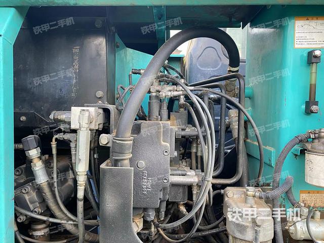 駕駛室整體(整機(jī)外觀) 駕駛室整體(整機(jī)外觀)