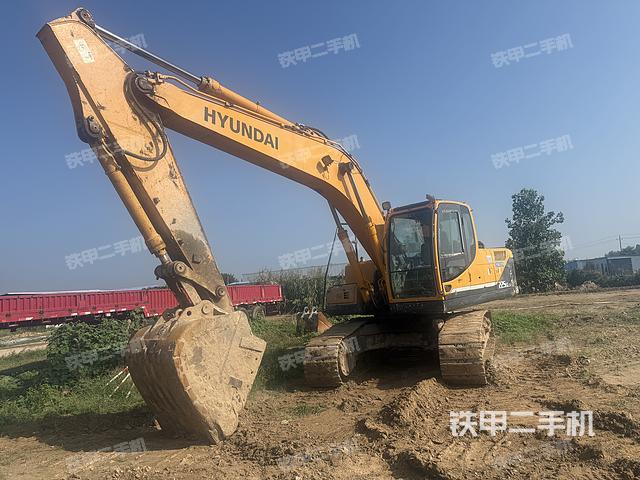 現(xiàn)代R215-9挖掘機
