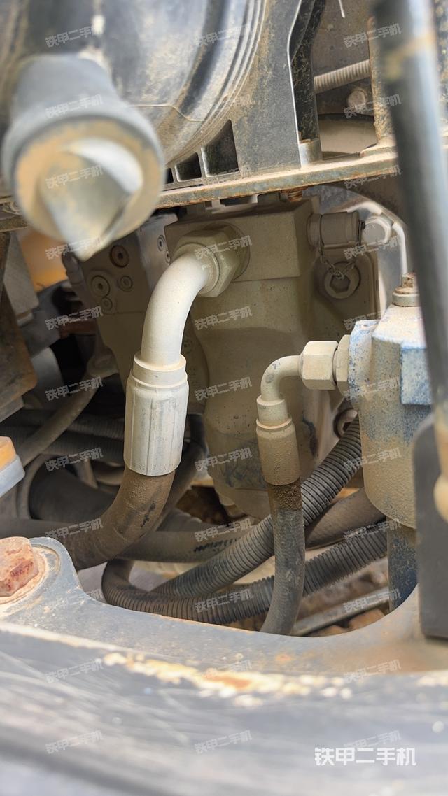 液压泵舱室正面整体（整机外观）