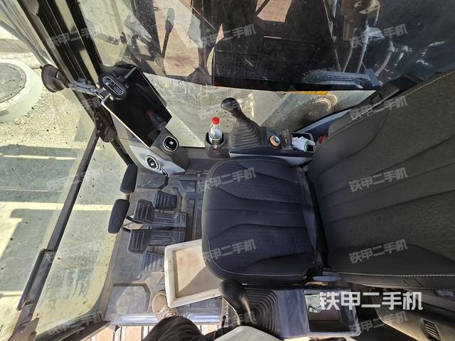 驾驶室整体(整机外观) 驾驶室整体(整机外观)