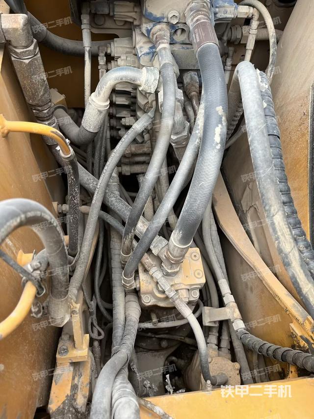 回轉(zhuǎn)馬達(dá)和主控閥（整機(jī)外觀）