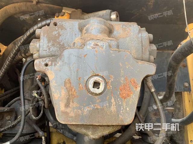 液压泵舱室正面整体(整机外观) 液压泵舱室正面整体(整机外观)