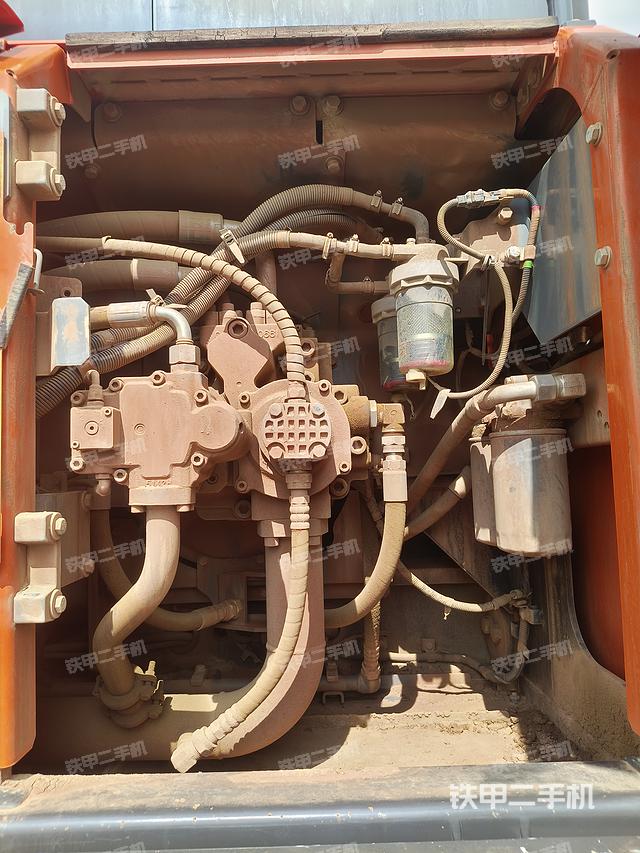 液壓泵艙室正面整體(整機(jī)外觀) 液壓泵艙室正面整體(整機(jī)外觀)