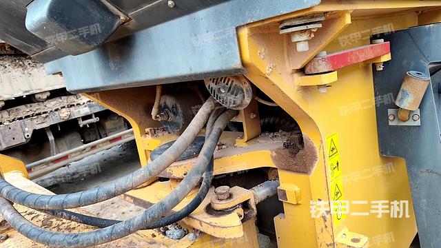 后輪右側(cè)全景（壓路機(jī)前后車架）