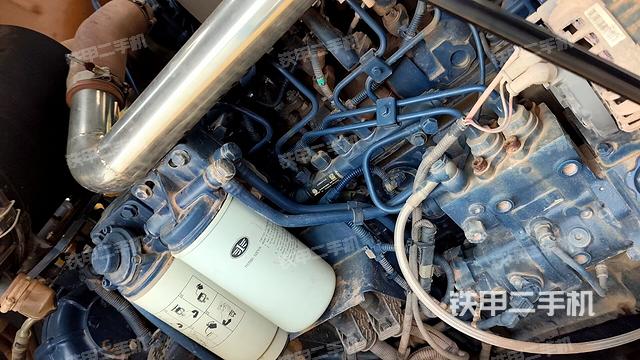 發(fā)動(dòng)機(jī)左側(cè)全景（壓路機(jī)發(fā)動(dòng)機(jī)艙）