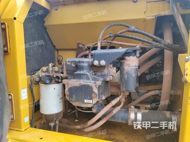 液壓泵艙室正面整體(整機(jī)外觀) 液壓泵艙室正面整體(整機(jī)外觀)