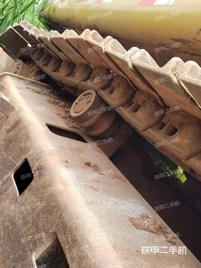 單側(cè)履帶整體(整機(jī)外觀) 單側(cè)履帶整體(整機(jī)外觀)
