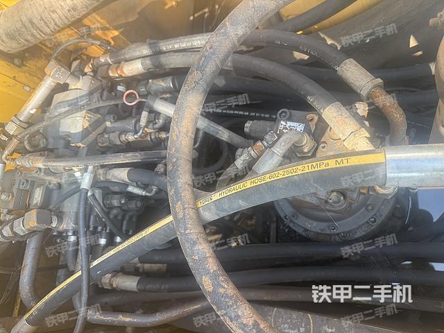 回轉(zhuǎn)馬達(dá)和主控閥(整機(jī)外觀) 回轉(zhuǎn)馬達(dá)和主控閥(整機(jī)外觀)