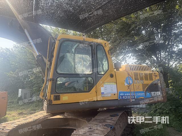 駕駛室整體(整機(jī)外觀) 駕駛室整體(整機(jī)外觀)