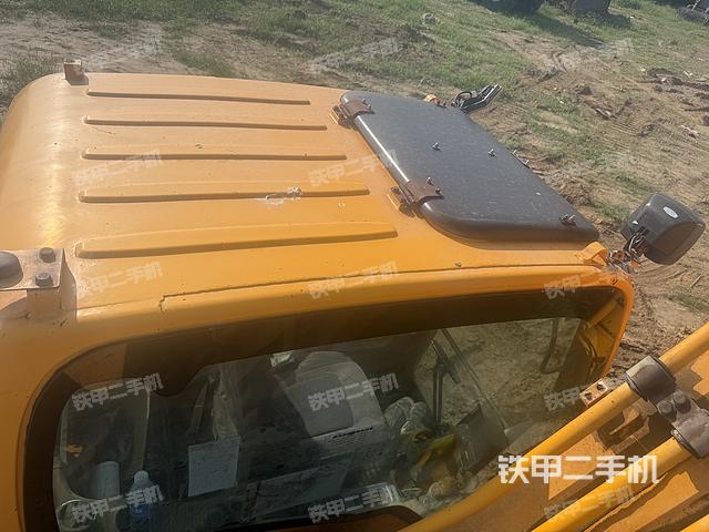 駕駛室頂部(整機外觀) 駕駛室頂部(整機外觀)