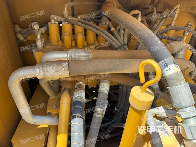 回转马达和主控阀（整机外观）