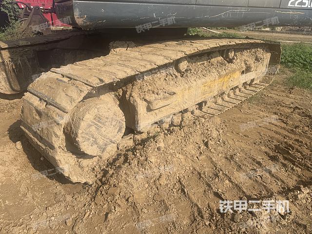 單側(cè)履帶整體(整機外觀) 單側(cè)履帶整體(整機外觀)