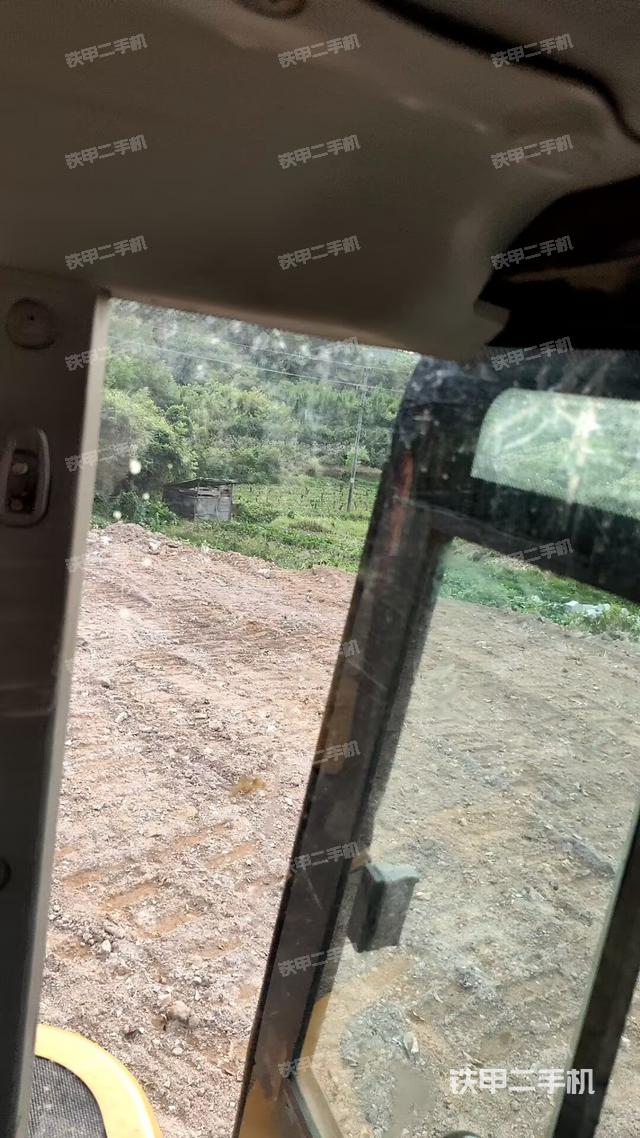行走控制手柄和踏板 俯拍(驾驶室部分) 行走控制手柄和踏板 俯拍(驾驶室部分)