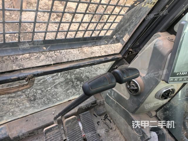 行走控制手柄和踏板?俯拍(駕駛室部分) 行走控制手柄和踏板?俯拍(駕駛室部分)