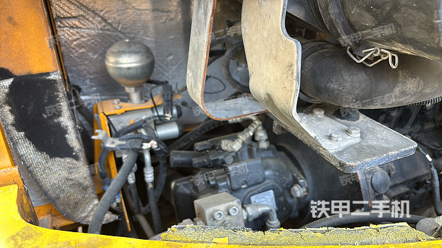 液压泵舱室正面整体（整机外观）