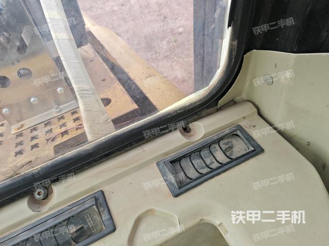 后窗玻璃角標(駕駛室部分) 后窗玻璃角標(駕駛室部分)