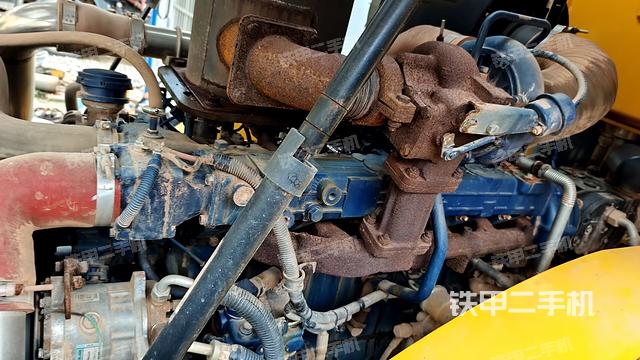 后輪左側(cè)全景（壓路機(jī)前后車架）