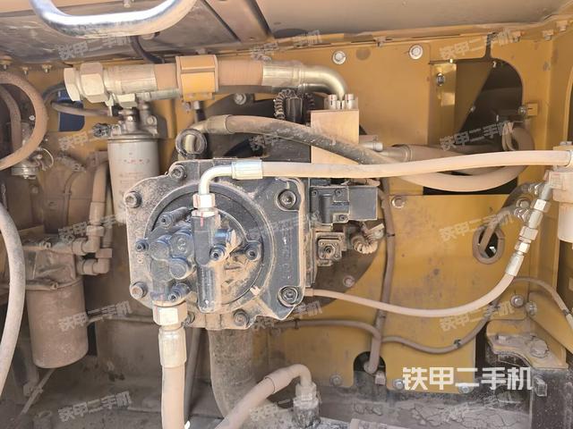 液压泵舱室正面整体(整机外观) 液压泵舱室正面整体(整机外观)