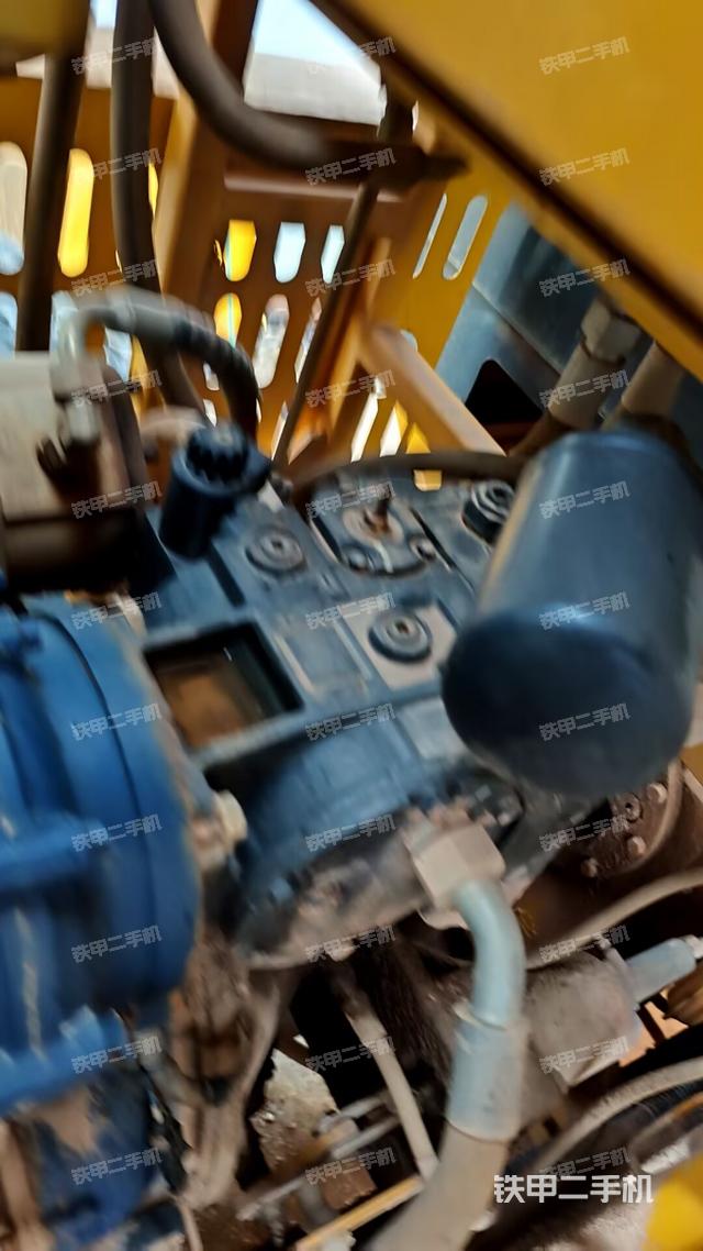 發(fā)動(dòng)機(jī)右側(cè)全景（壓路機(jī)發(fā)動(dòng)機(jī)艙）