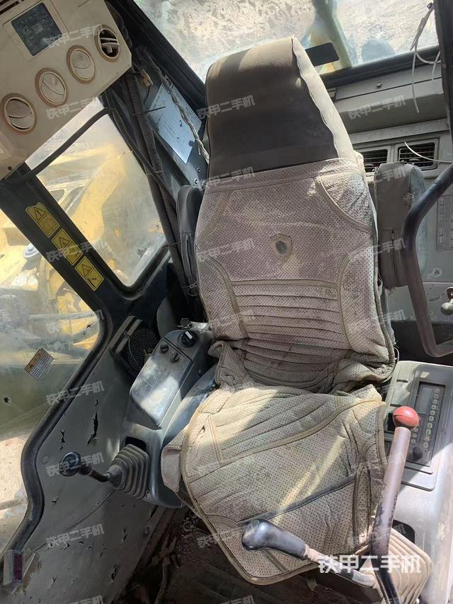 駕駛室整體(整機(jī)外觀) 駕駛室整體(整機(jī)外觀)