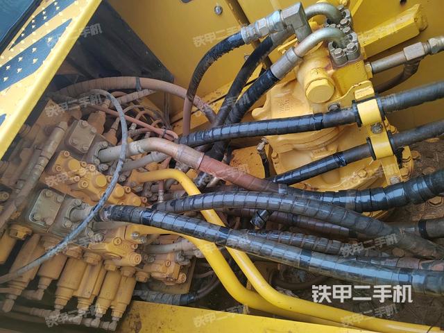回轉(zhuǎn)馬達(dá)和主控閥(整機(jī)外觀) 回轉(zhuǎn)馬達(dá)和主控閥(整機(jī)外觀)