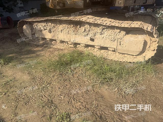 單側(cè)履帶整體(整機(jī)外觀) 單側(cè)履帶整體(整機(jī)外觀)