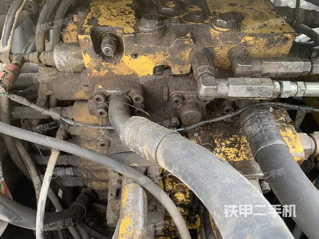 回轉(zhuǎn)馬達(dá)和主控閥(整機(jī)外觀) 回轉(zhuǎn)馬達(dá)和主控閥(整機(jī)外觀)