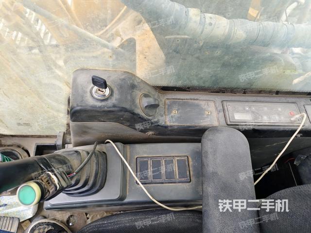 座椅右側控制臺/鑰匙門/油門/含右手柄(駕駛室部分) 座椅右側控制臺/鑰匙門/油門/含右手柄(駕駛室部分)