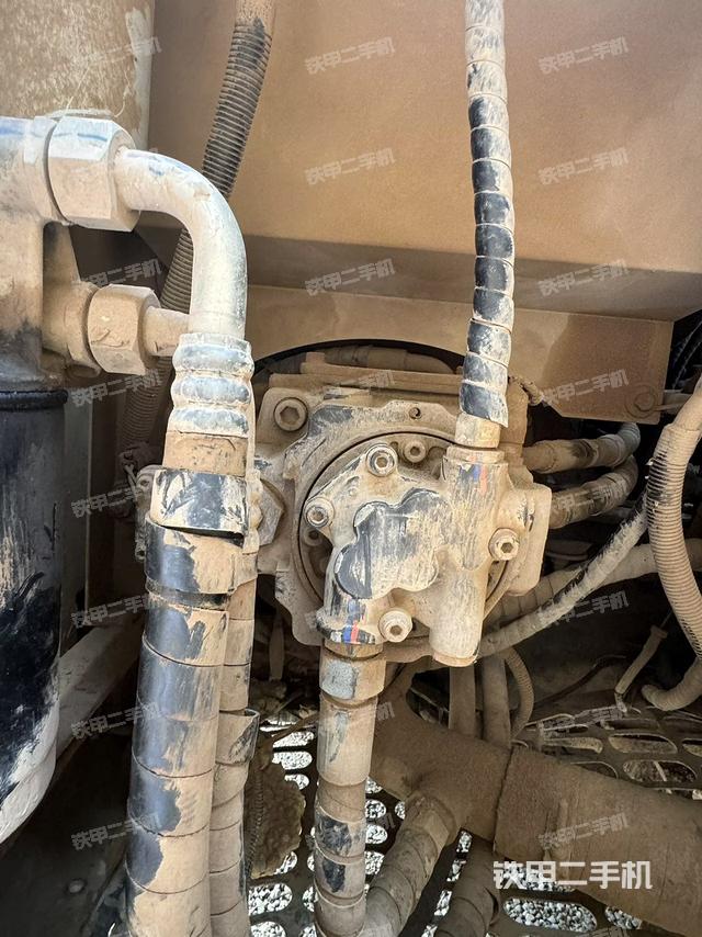 液壓泵艙室正面整體(整機(jī)外觀) 液壓泵艙室正面整體(整機(jī)外觀)