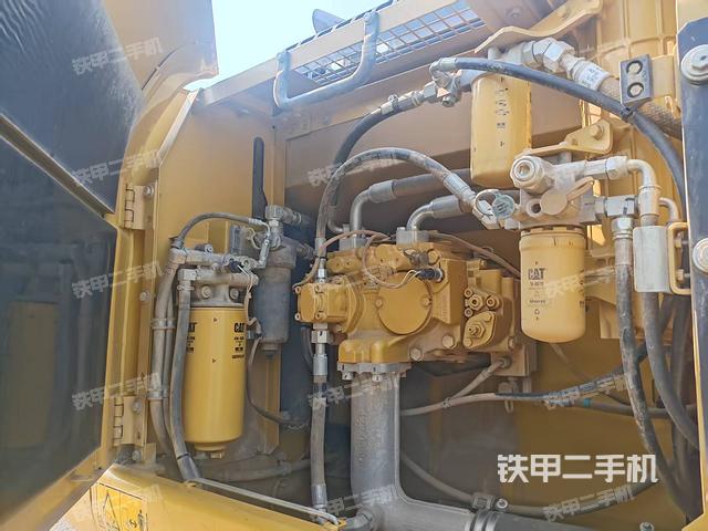 液压泵舱室正面整体（整机外观）