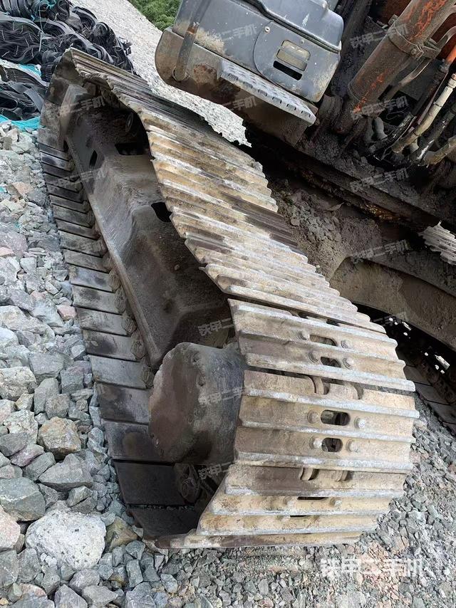 單側(cè)履帶整體(整機(jī)外觀) 單側(cè)履帶整體(整機(jī)外觀)