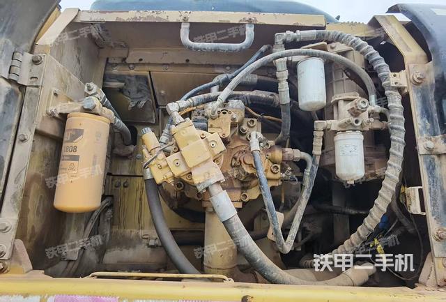 液壓泵艙室正面整體(整機(jī)外觀) 液壓泵艙室正面整體(整機(jī)外觀)