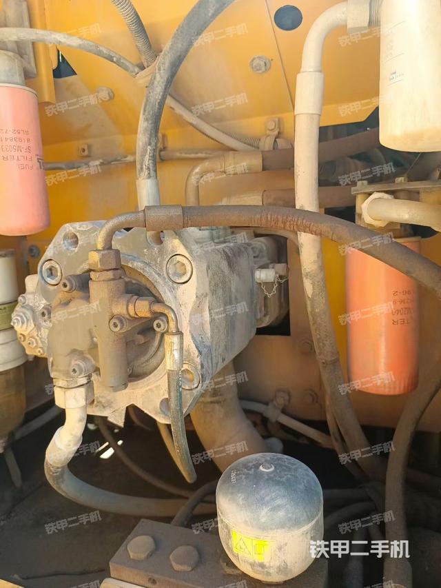 液压泵舱室正面整体（整机外观）