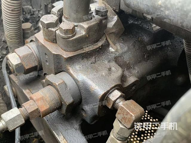 液压泵舱室正面整体(整机外观) 液压泵舱室正面整体(整机外观)