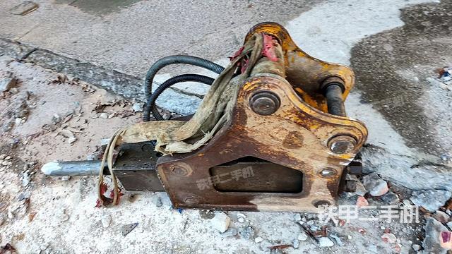 铲斗右后整体(工作和回转装置) 铲斗右后整体(工作和回转装置)