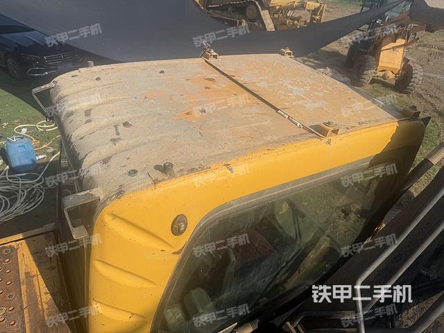 駕駛室頂部(整機(jī)外觀) 駕駛室頂部(整機(jī)外觀)