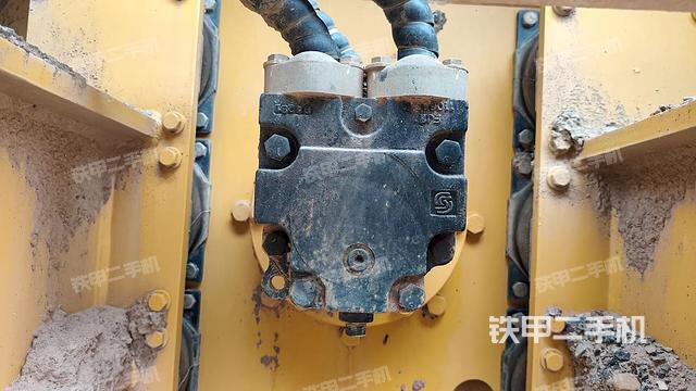 前輪右側(cè)減震塊連接及部件（壓路機(jī)前后車架）