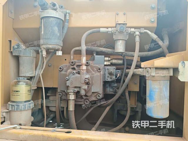 液压泵舱室正面整体（整机外观）