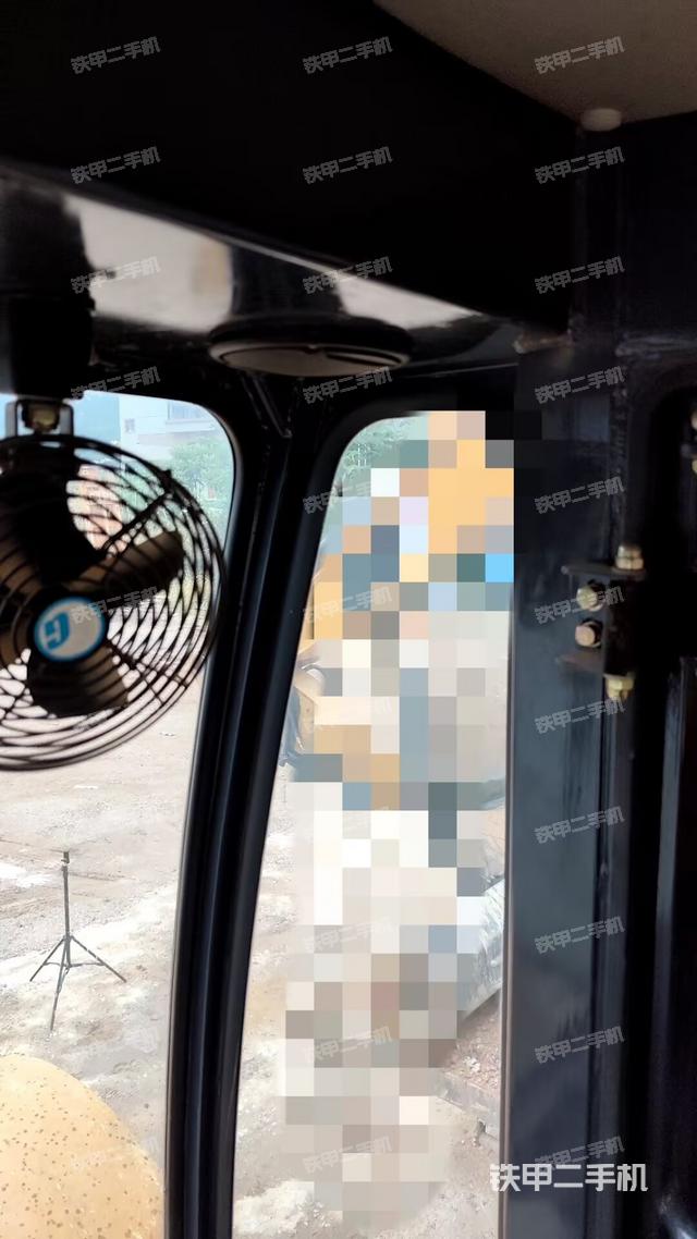 右側(cè)正面照（壓路機(jī)駕駛室）