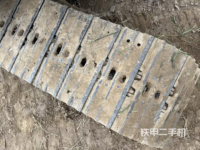 单侧履带整体(整机外观) 单侧履带整体(整机外观)